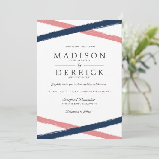 Moderne Pinselstriche Hochzeit | Navy Coral Einladung (Stehend Vorderseite)