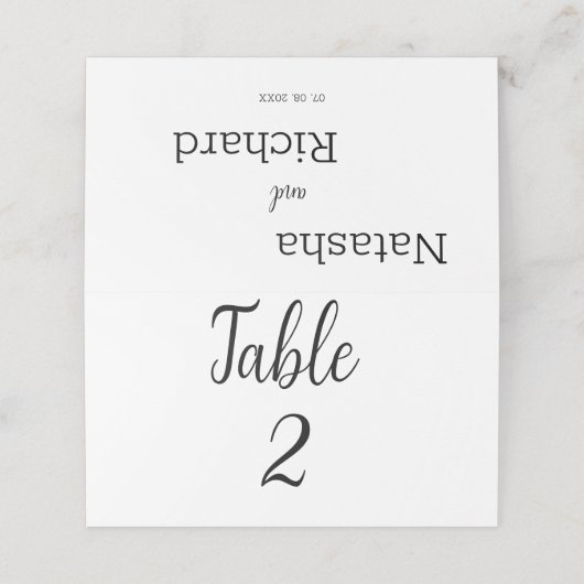 Moderne Platzkarte für Hochzeiten in weißer Tischn (Außenseite Aufgefaltet)