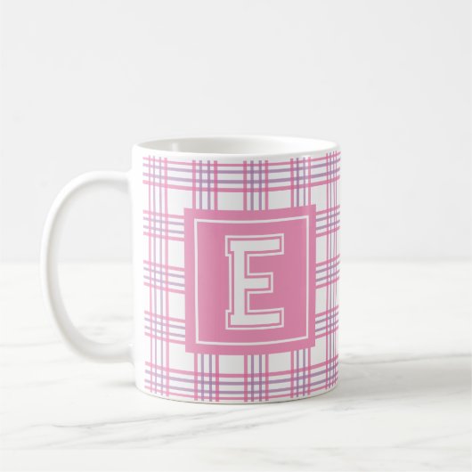 Moderne Preppy-Kariert Rosa Lila Varsity-Monogramm Kaffeetasse (Links)