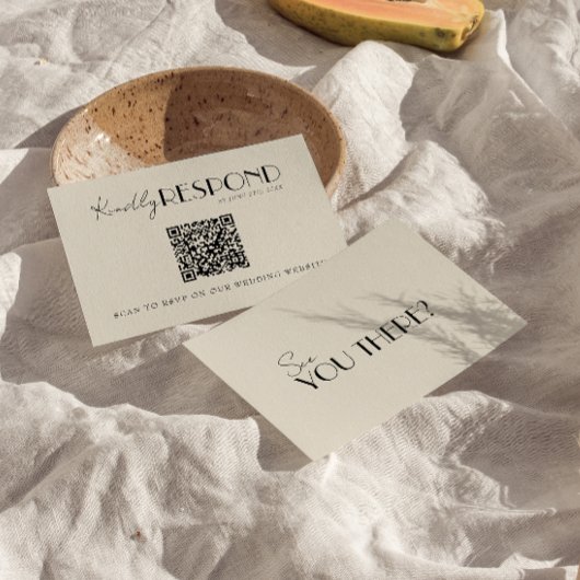 Moderne QR Code Retro Französisch Whimsical Weddin RSVP Karte