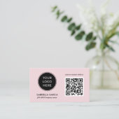 Moderne QR-Code-Rosé-Logo Visitenkarte (Stehend Vorderseite)