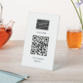 Moderne QR-Code und individuelles Geschäftslogo Sockelschild (In SItu)
