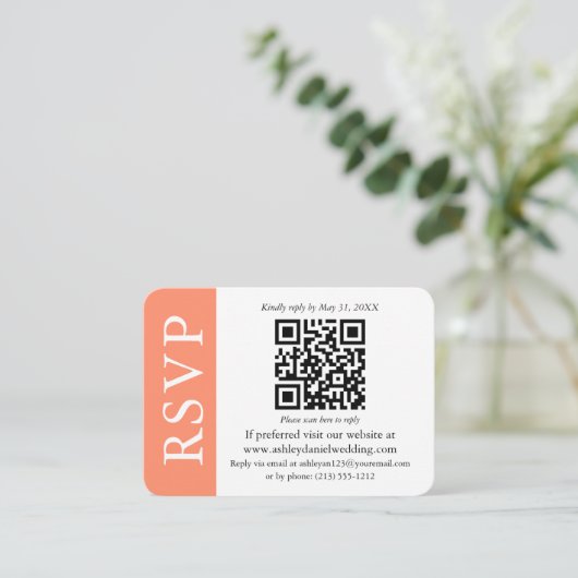 Moderne QR Hochzeit RSVP Korallen und Weiß Begleitkarte (Stehend Vorderseite)