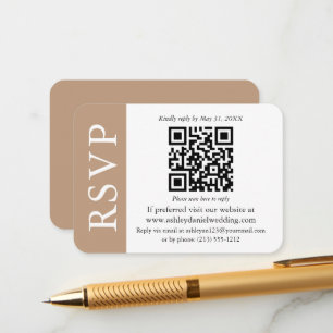 Moderne QR Hochzeit RSVP Taupe und Weiß Begleitkarte