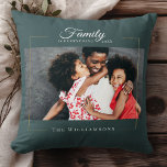 Moderne Rahmen | Familie ist alles Foto Gold Kissen<br><div class="desc">Dieses elegante Foto-Wurfkissen mit modernem Familienkuppeln besticht durch Ihr liebstes Foto in einem vergoldeten Rahmen neben Ihrem individuelle Name und dem in dunkelstaubblauer Farbe etablierten Datum. Gutes Geschenk für den Urlaub,  Muttertag oder Valentine!</div>