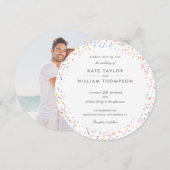 Moderne Rainbow Confetti Foto Wedding Einladung (Vorne/Hinten)