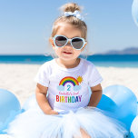 Moderne Rainbow Sky Girls Custom Birthday Party Baby T-shirt<br><div class="desc">Das helle und fröhliche Kindergeburtstag-Shirt bietet ein Regenbogen-Design / über das Regenbogen-Party Thema mit Wolken und Sonne. Die Farben des Regenbogens sind rot,  orange,  gelb,  rosa,  grün,  aquamarin,  blau und lila.</div>