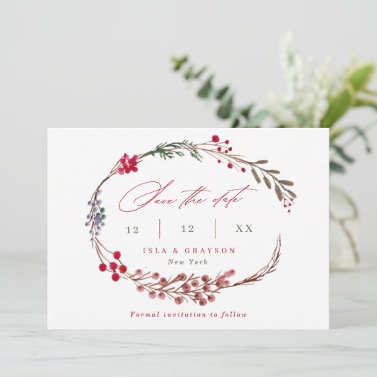 Moderne Red Berries & Script Winter Wedding Save The Date (Stehend Vorderseite)