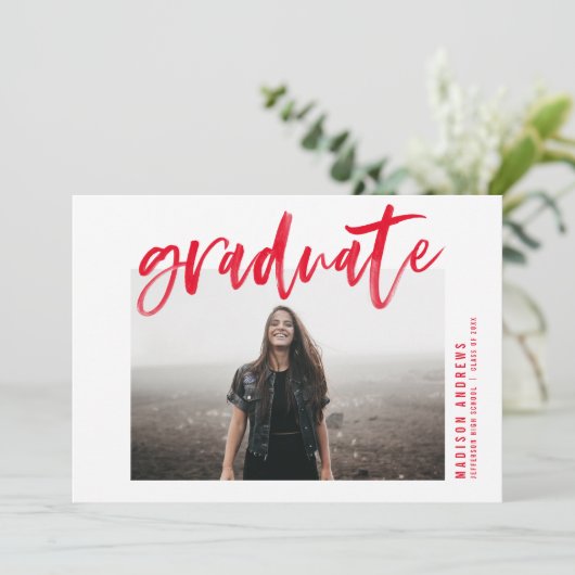 Moderne Red Brushed Script Graduation Party Einladung (Stehend Vorderseite)