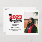 Moderne Red Elegant Script Foto Graduation Party Einladungspostkarte (Vorne/Hinten)