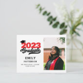 Moderne Red Elegant Script Foto Graduation Party Einladungspostkarte (Stehend Vorderseite)