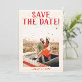 Moderne Red Hand Drawn Retro Quirky Foto Hochzeit Save The Date (Stehend Vorderseite)