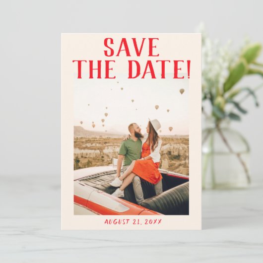 Moderne Red Hand Drawn Retro Quirky Foto Hochzeit Save The Date (Stehend Vorderseite)