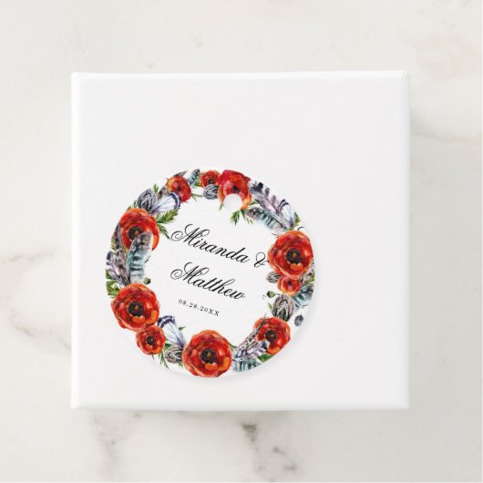 Moderne Red Poppy Boho Feathers Wedding Geschenkanhänger (Beispiel)