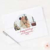 Moderne Red Script Familie Foto Happy Holidays Runder Aufkleber (Umschlag)