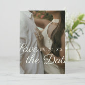 Moderne redaktionelle Schriftart Foto Save the Dat Date (Stehend Vorderseite)