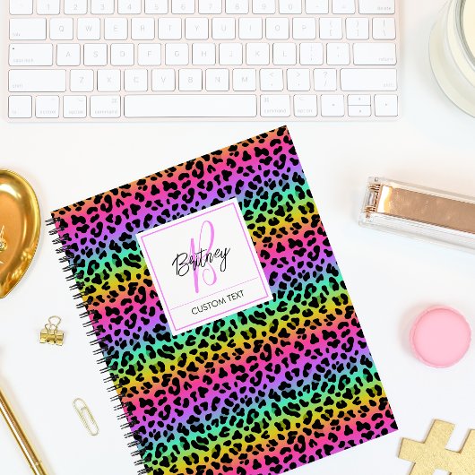 Moderne Regenbogen-Leoparden-Skin-Muster-Monogramm Notizblock