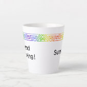 Moderne Regenbogendreiecke Personalisierte Latte T Milchtasse (Vorderseite)