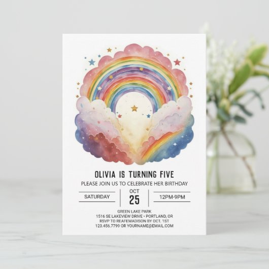 Moderne Regenbogenwolken zum Geburtstag Einladung (Stehend Vorderseite)