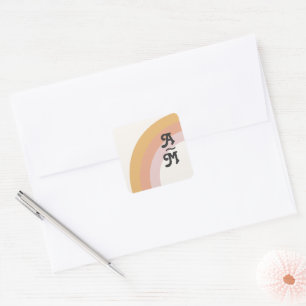 Moderne Retro 70er Rainbow Monogram Umschlag Aufkl Quadratischer Aufkleber