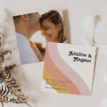 Moderne Retro 70er Rainbow Square Foto Hochzeit Einladung<br><div class="desc">Dieses moderne Retro-Foto aus den 70er Jahren lädt zum Verweilen ein. Freuen Sie sich auf Vintage Orangen-, Rose- und Rosa-Hochzeiten. Entworfen mit Elementen eines klassischen, farbenfrohen Boho-Bohbogens und groovy minimalistischen Streifen. Das Design hat ein einzigartiges abstraktes tropisches Strandgefühl, das für jeden Frühling, Sommer oder Hochzeit im Herbst geeignet ist. Das...</div>