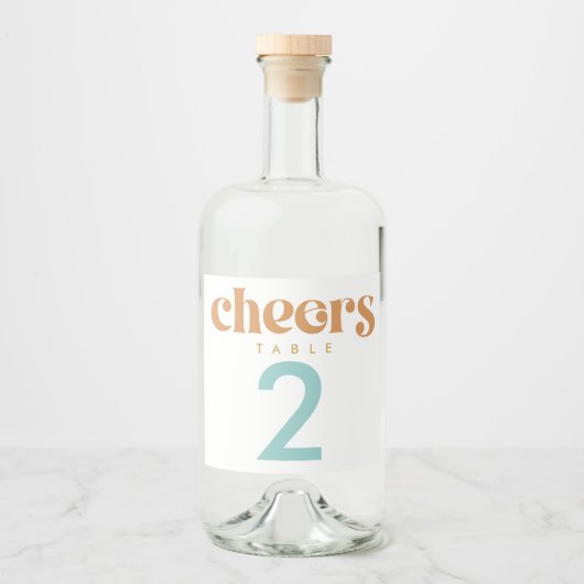 Moderne Retro Beachy Wedding Tischnummer Alkoholflaschenetikett (Vorderseite)