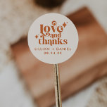 Moderne Retro Cream und Orange Wedding Vielen Dank Runder Aufkleber<br><div class="desc">Diese moderne Retro-Creme und Orange Wedding Dankeschön Classic Round Sticker ist eine großartige Möglichkeit,  um Ihrem großen Tag ein wenig mehr Personalisierung hinzuzufügen. Die orange und cremefarbene Farbpalette verleiht diesem Raum ein modernes,  aber Vintages Retro-Ambiente. Vielen Dank mit Liebe & Dank.</div>