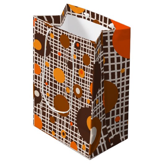 Moderne Retro Dots Muster braun orange Mittlere Geschenktüte (Vorderseite Schrägansicht)