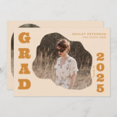 Moderne Retro-Gelbe Typografie 2 Foto Abschluss Einladung (Vorne/Hinten)