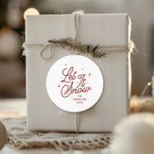Moderne Retro Let It Snow Weihnachtsschrift | Rot Runder Aufkleber