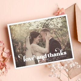 Moderne Retro-Liebe und dank Hochzeitsszenario Fot Postkarte