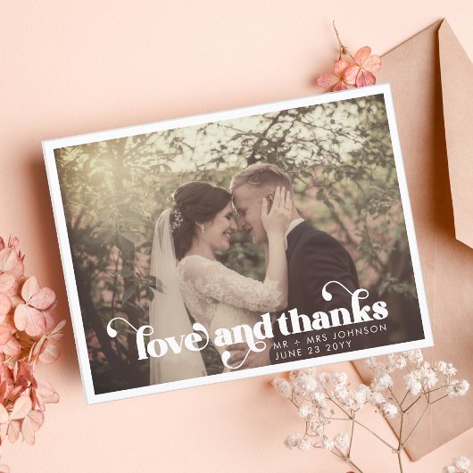 Moderne Retro-Liebe und dank Hochzeitsszenario Fot Postkarte