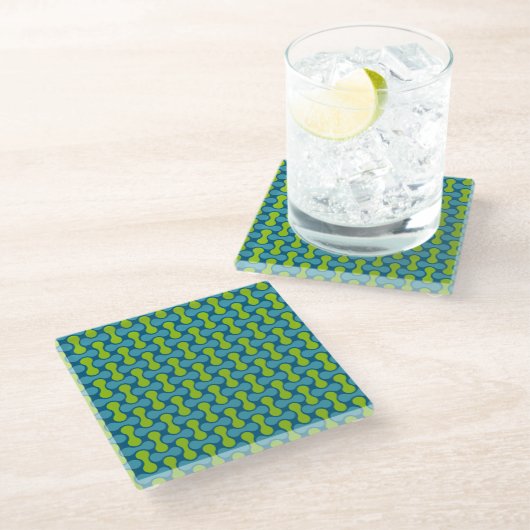 Moderne Retro-Link-Pattern in Blau und Grün Glasuntersetzer (Schrägansicht)