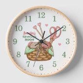 Moderne Retro-Nähhalle mit eigener Holzwand Uhr (Vorderseite)