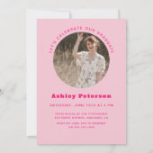 Moderne Retro-Rosa Typografie 2 Foto Abschluss Einladung (Rückseite)