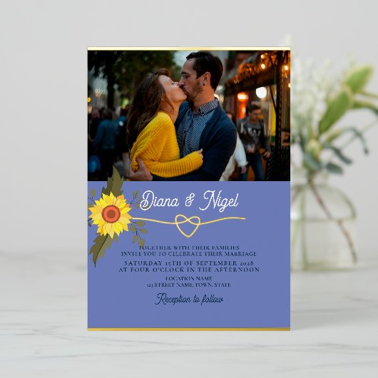Moderne Retro Sonnenblumenhochzeit Foto Folieneinladung (Stehend vorne)