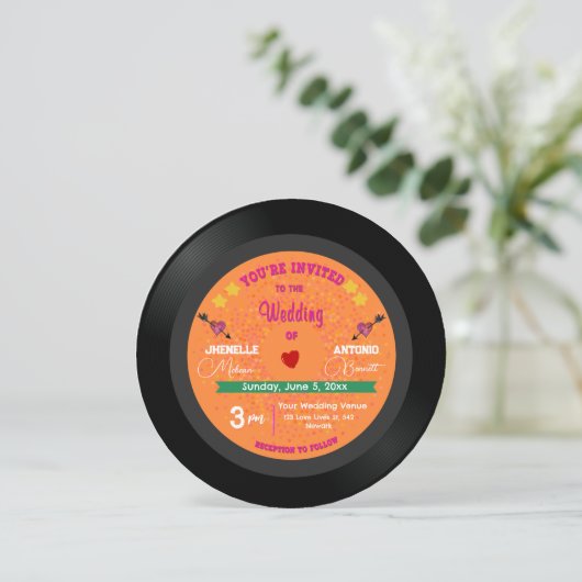 Moderne Retro Vinyl Record Orange & Pink Hochzeit Einladung (Stehend Vorderseite)
