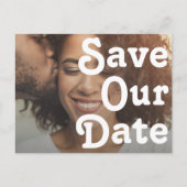 Moderne Retrobriefe Horizontal Rettete unser Datum Einladungspostkarte (Vorderseite)