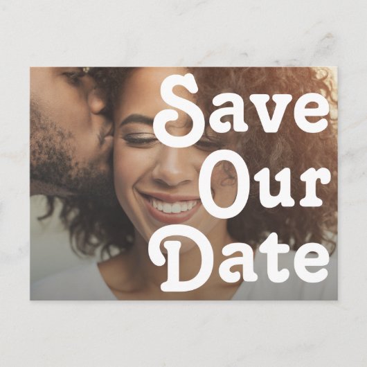 Moderne Retrobriefe Horizontal Rettete unser Datum Einladungspostkarte (Vorderseite)