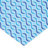 Moderne Ribbons, Kobalt & Himmelblau aus dem Mitte Tischdecke (Schrägansicht)