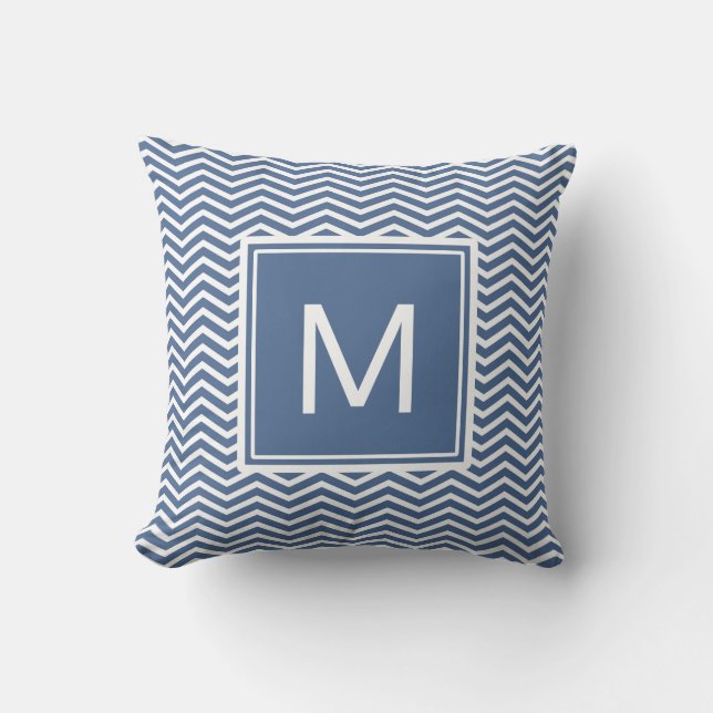 Moderne Riverside Blue Chevrons und Monogram Kissen (Vorderseite)