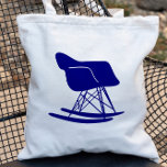 Moderne Rocker Tote Tasche, Marine Tragetasche<br><div class="desc">Feiern Sie Ihre Liebe von modernen Möbeln aus der Mitte des Jahrhunderts und aus der Eames-Zeit mit dieser klassischen Tote-Tasche. Enthält die Silhouette des geformten Plastikrockers in marineblau. Sie können das Bild verändern und Text hinzufügen,  indem Sie die Funktion "Anpassen" in Zazzle verwenden</div>