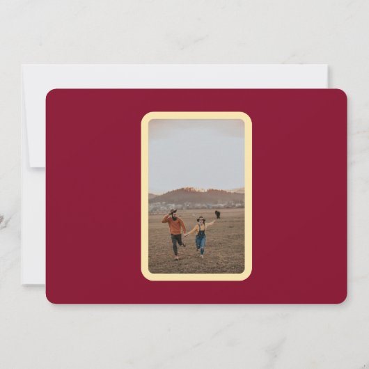 Moderne romantische Burgundy Gold Couple Foto Wedd Save The Date (Rückseite)