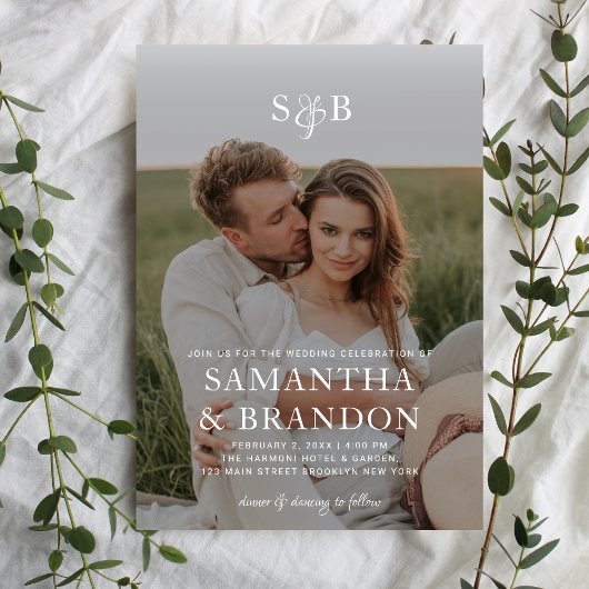 Moderne romantische Foto Monogram Overlay Hochzeit Einladung