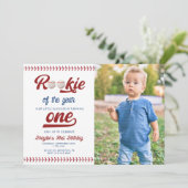 Moderne Rookie des Jahres Foto Baseball Geburtstag Einladung (Stehend Vorderseite)