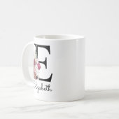 Moderne rosa Boho-Blumen-Initiale E Kaffeetasse (Vorderseite Links)
