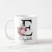 Moderne rosa Boho-Blumen-Initiale E Kaffeetasse (Links)
