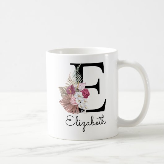 Moderne rosa Boho-Blumen-Initiale E Kaffeetasse (Rechts)