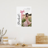 Moderne rosa Bow Coquette Graduation Cap Willkomme Poster (Küche)