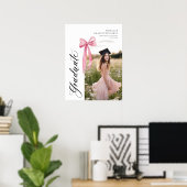 Moderne rosa Bow Coquette Graduation Cap Willkomme Poster (Heimbüro)